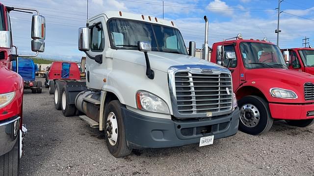 Image of Freightliner Cascadia equipment image 2