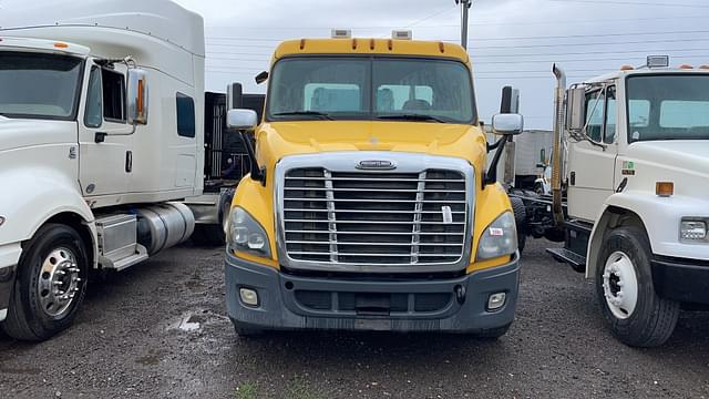 Image of Freightliner Cascadia equipment image 1
