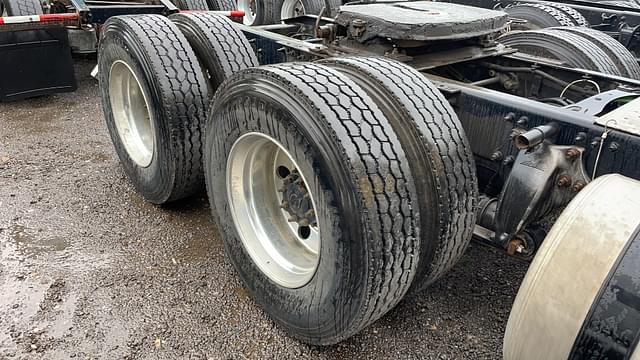 Image of Freightliner Cascadia equipment image 4