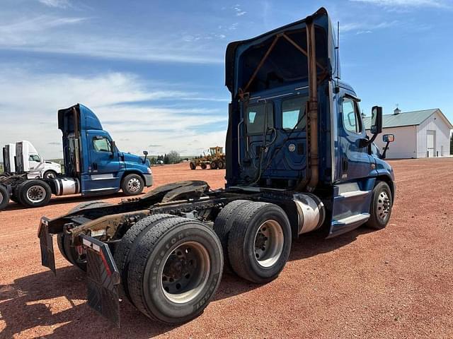 Image of Freightliner Cascadia equipment image 2