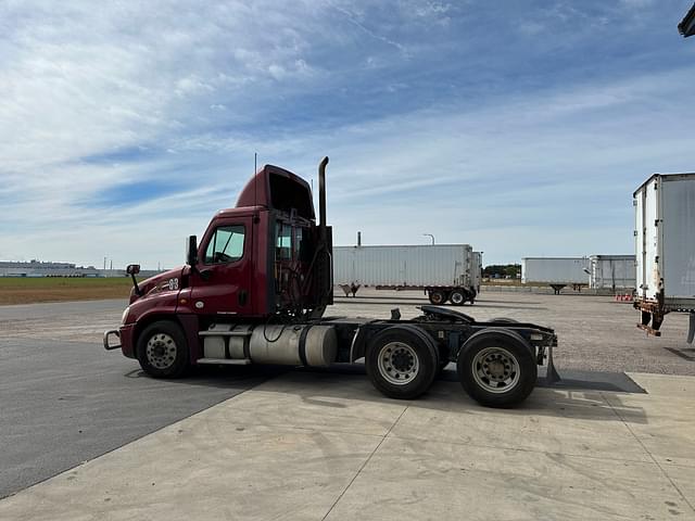 Image of Freightliner Cascadia equipment image 3