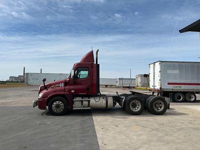 Image of Freightliner Cascadia equipment image 2