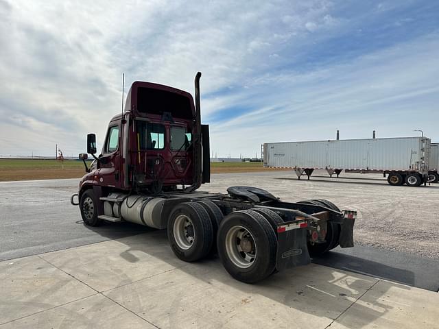 Image of Freightliner Cascadia equipment image 4