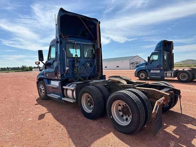 Image of Freightliner Cascadia equipment image 3