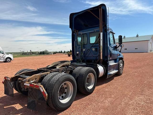 Image of Freightliner Cascadia equipment image 2