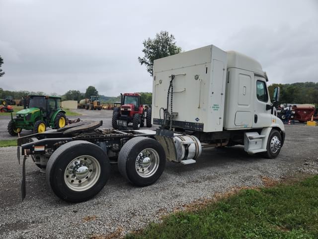 Image of Freightliner Cascadia equipment image 3