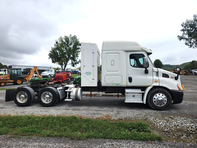 Image of Freightliner Cascadia equipment image 2