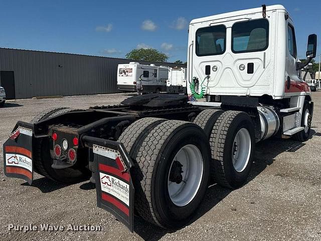 Image of Freightliner Cascadia equipment image 4