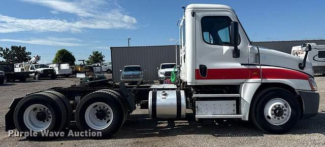 Image of Freightliner Cascadia equipment image 3
