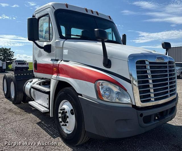 Image of Freightliner Cascadia equipment image 2