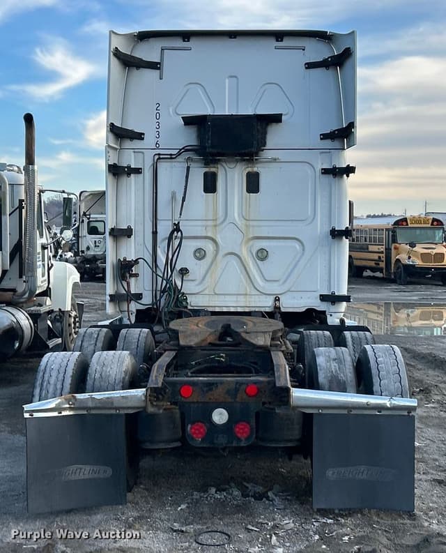 Image of Freightliner Cascadia equipment image 4