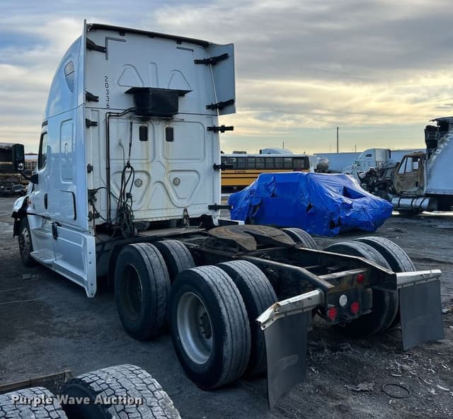 Image of Freightliner Cascadia equipment image 3