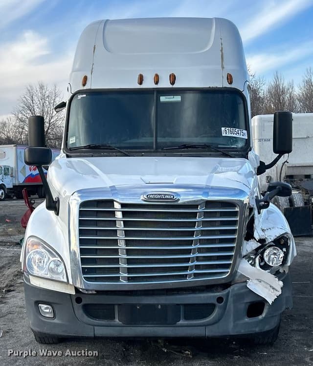 Image of Freightliner Cascadia equipment image 2