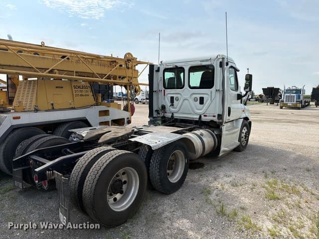 Image of Freightliner Cascadia equipment image 3
