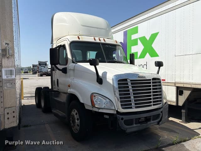 Image of Freightliner Cascadia equipment image 2