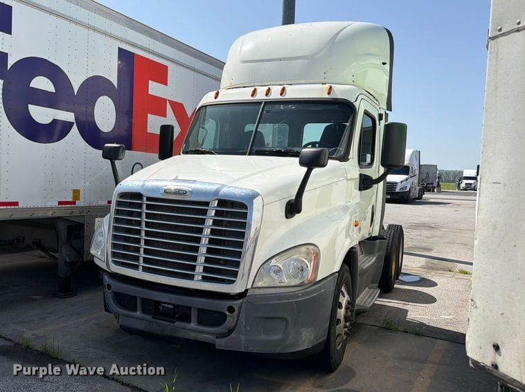 2016 Freightliner Cascadia Equipment Image0