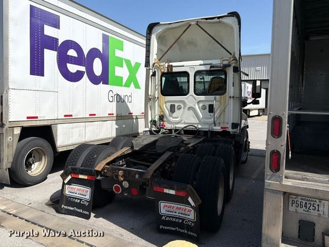 Image of Freightliner Cascadia equipment image 3