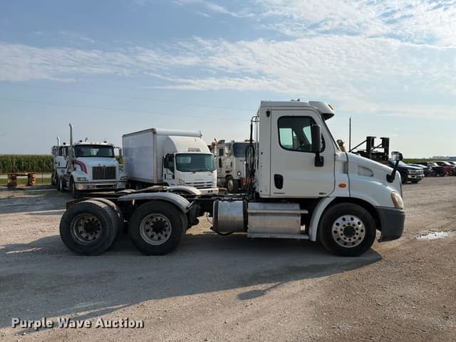 Image of Freightliner Cascadia equipment image 3
