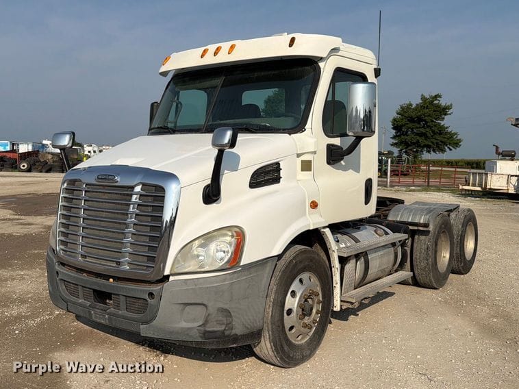 2016 Freightliner Cascadia Equipment Image0