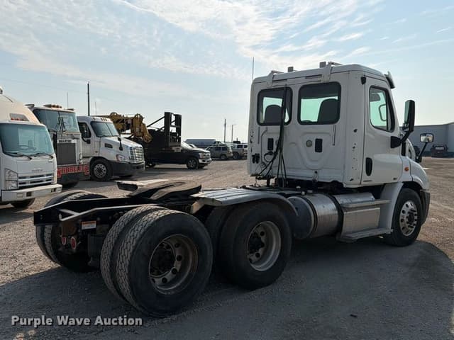 Image of Freightliner Cascadia equipment image 4