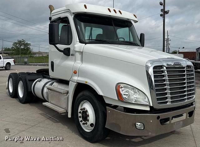 Image of Freightliner Cascadia equipment image 2