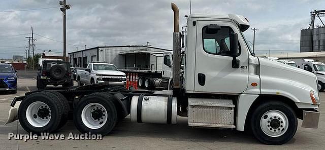 Image of Freightliner Cascadia equipment image 3