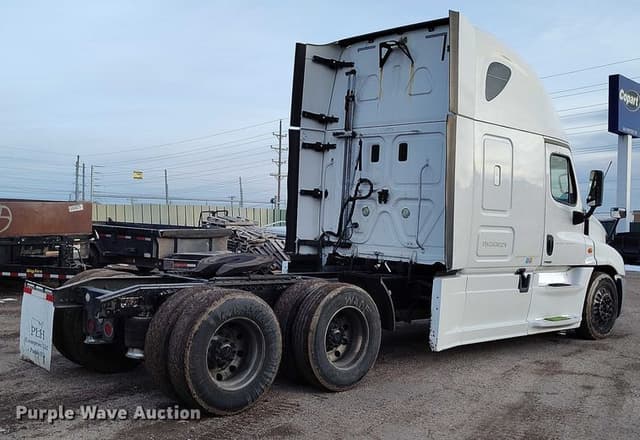 Image of Freightliner Cascadia equipment image 4