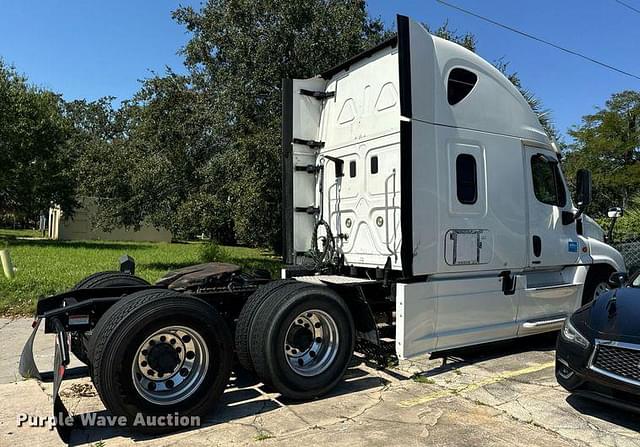 Image of Freightliner Cascadia equipment image 2