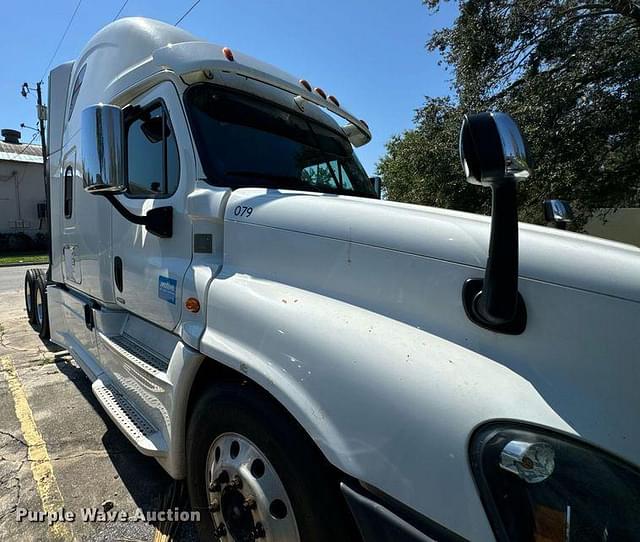 Image of Freightliner Cascadia equipment image 1