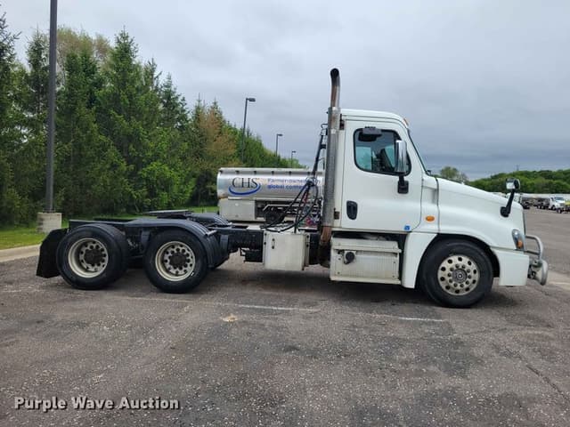 Image of Freightliner Cascadia equipment image 3