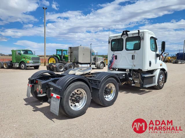 Image of Freightliner Cascadia equipment image 3