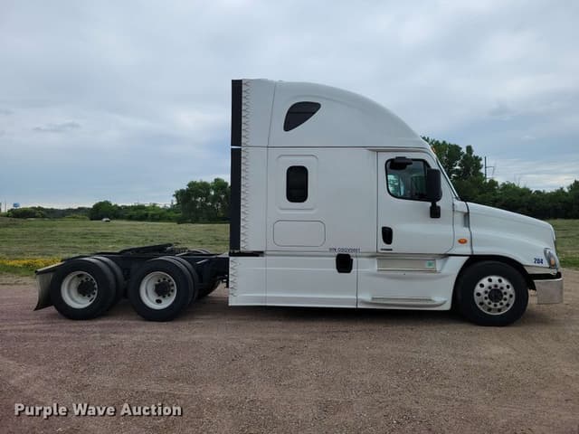 Image of Freightliner Cascadia equipment image 3