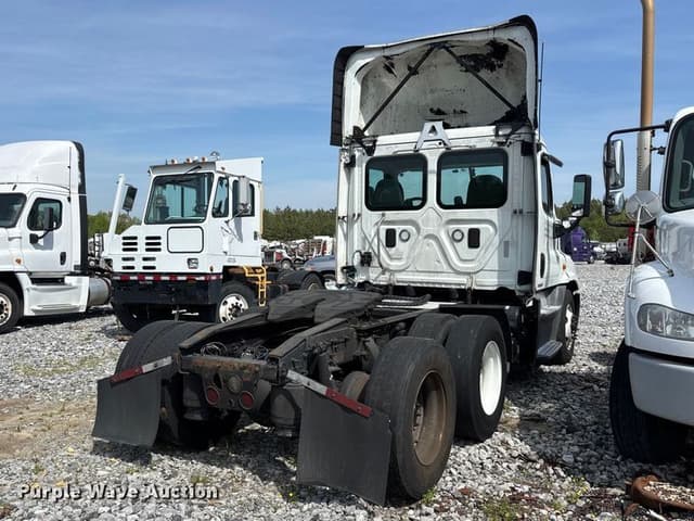 Image of Freightliner Cascadia equipment image 3