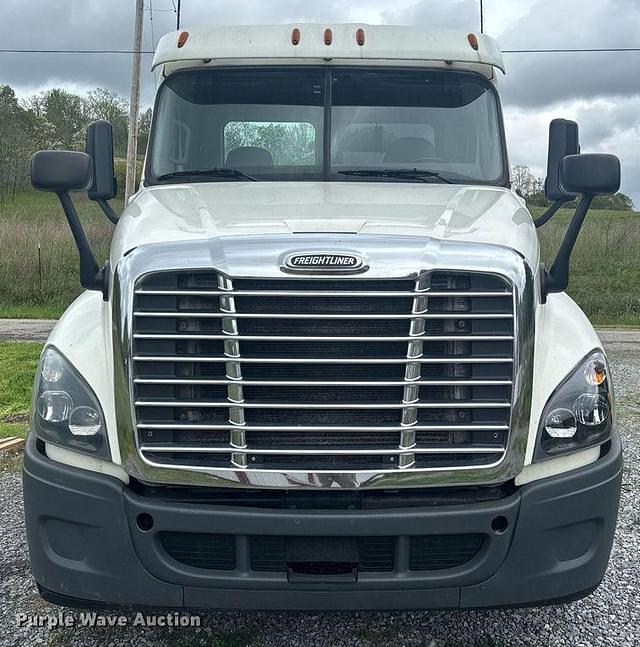 Image of Freightliner Cascadia equipment image 1