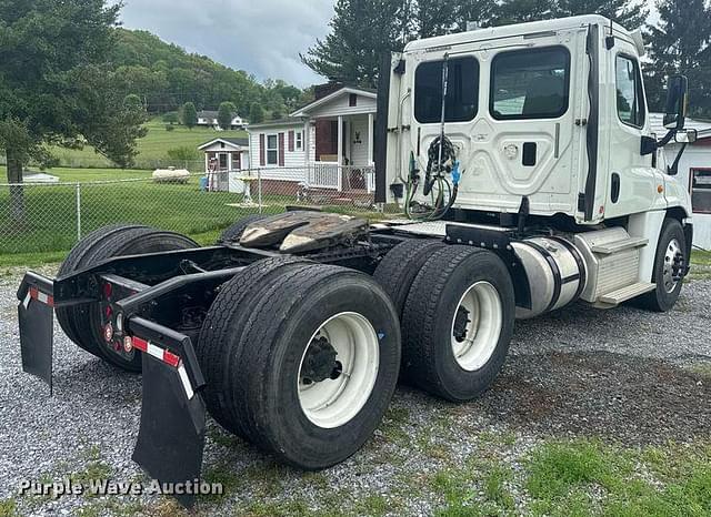 Image of Freightliner Cascadia equipment image 4