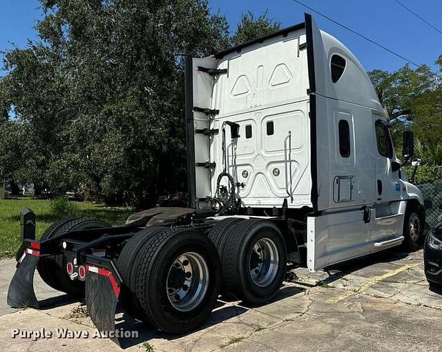 Image of Freightliner Cascadia equipment image 3