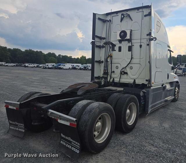Image of Freightliner Cascadia equipment image 4
