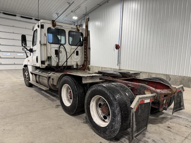 Image of Freightliner Cascadia equipment image 2