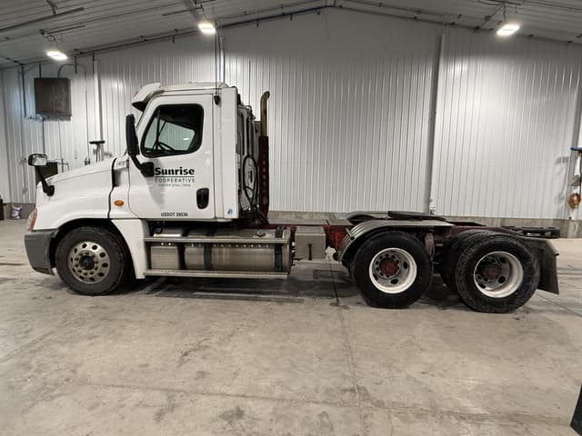 Image of Freightliner Cascadia equipment image 1