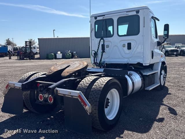 Image of Freightliner Cascadia equipment image 4