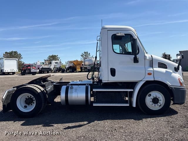 Image of Freightliner Cascadia equipment image 3