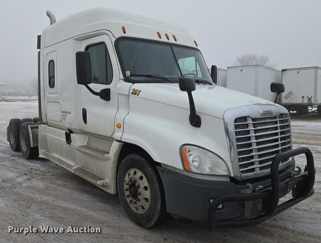 Image of Freightliner Cascadia equipment image 2