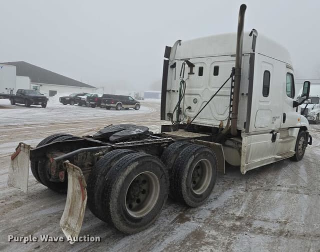 Image of Freightliner Cascadia equipment image 4