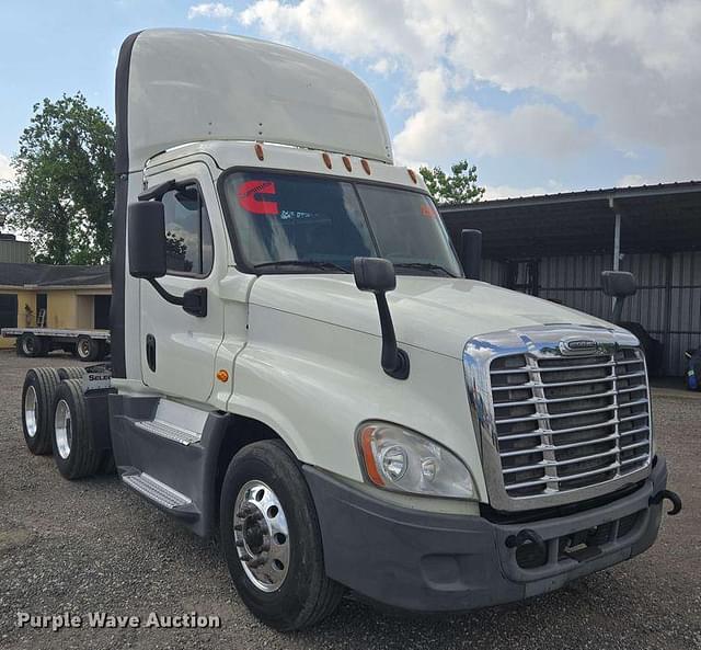 Image of Freightliner Cascadia equipment image 2