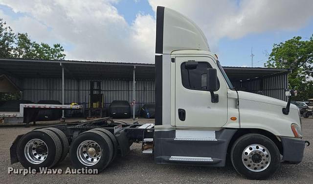 Image of Freightliner Cascadia equipment image 3