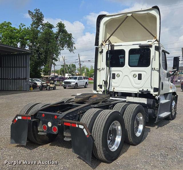 Image of Freightliner Cascadia equipment image 4