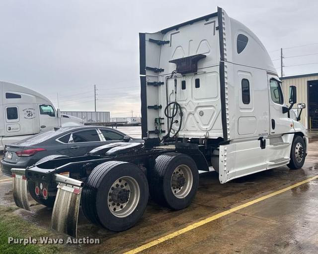 Image of Freightliner Cascadia equipment image 4