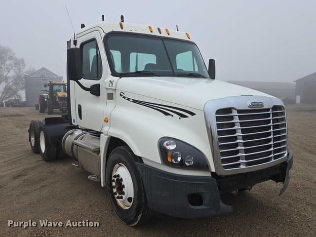 Image of Freightliner Cascadia equipment image 2