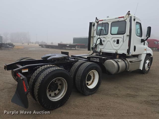 Image of Freightliner Cascadia equipment image 4