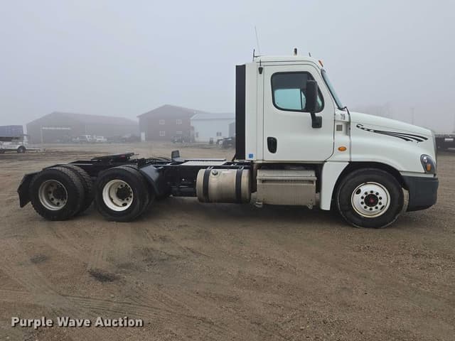 Image of Freightliner Cascadia equipment image 3